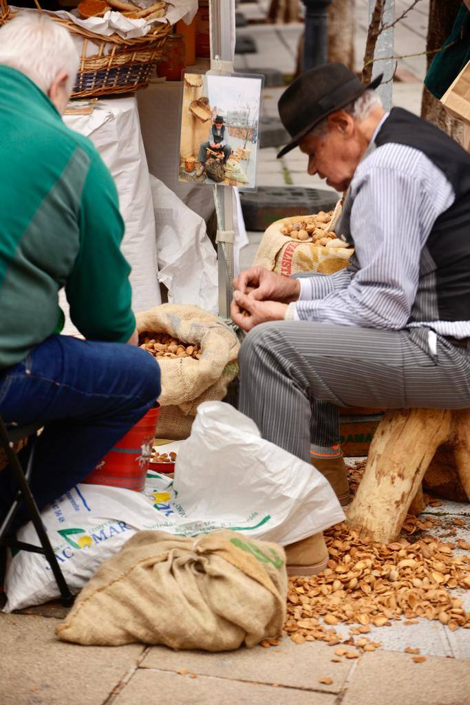 Valsequillo se llena de almendras en su fiesta más histórica