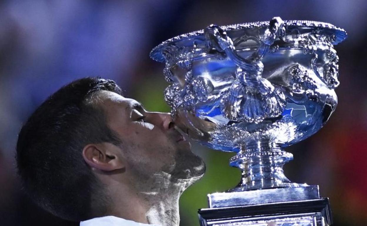 Novak Djokovic besando su décimo Abierto de Australia