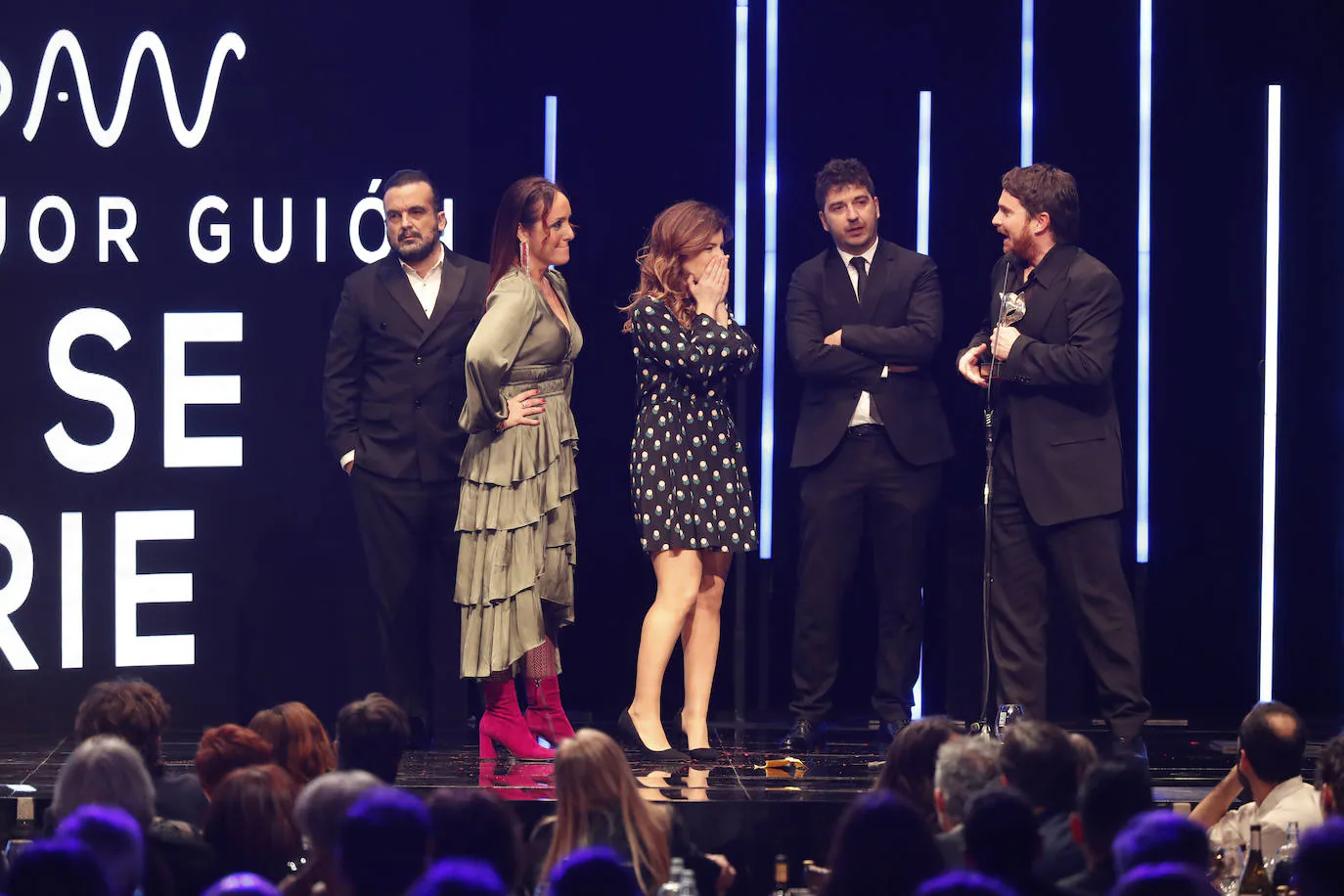 Los guionistas de 'La ruta', ganadores del premio al mejor guion de una serie, junto a Nacho Vigalondo.