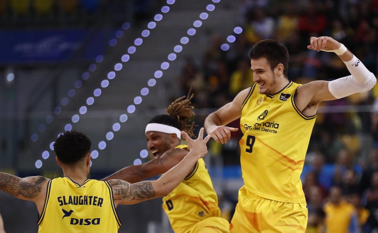 Slaughter, Albicy y Brussino, en gesto de felicidad compartido. 