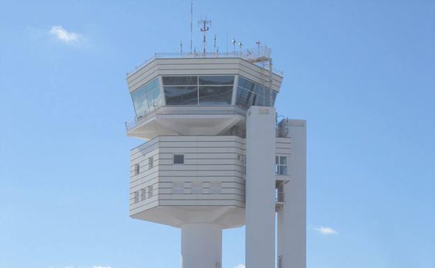 Imagen de archivo de una torre de control en un aeropuerto. 