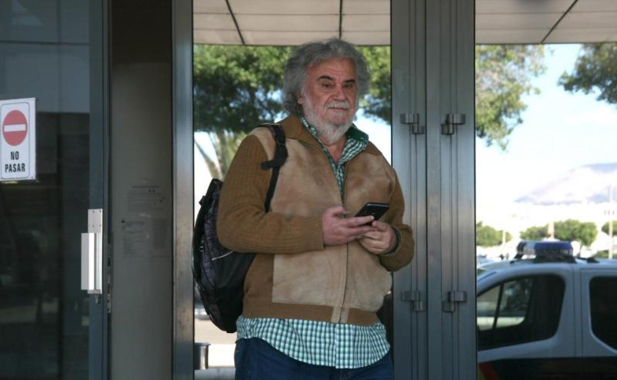 Lorenzo Lemaur saliendo del Palacio de Justicia. 