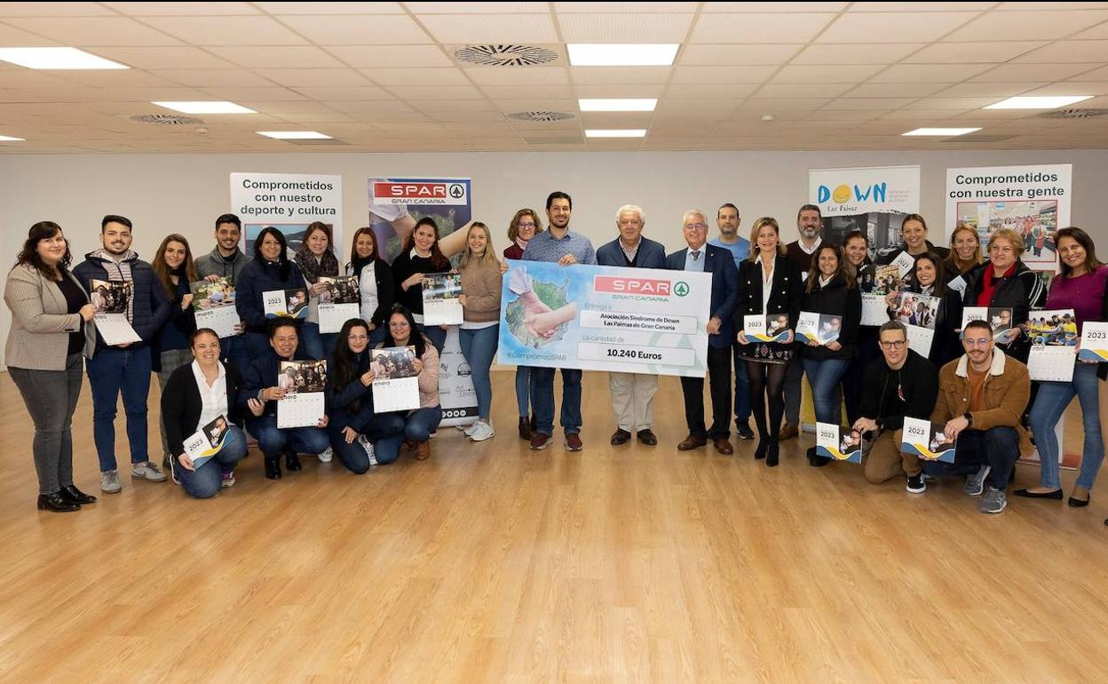 La plantilla de SPAR Gran Canaria entrega el cheque a la Asociación Síndrome de Down Las Palmas. 
