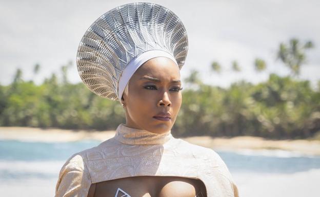Angela Basset, la reina Ramonda en la película. 