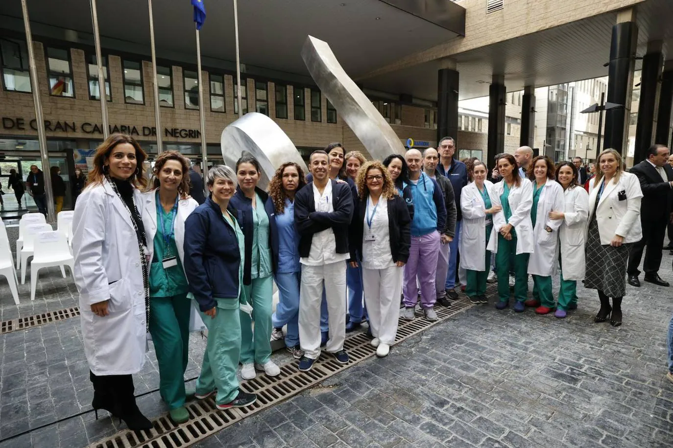 Fotos: El Hospital Dr. Negrín presenta una escultura para reconocer la labor de los sanitarios