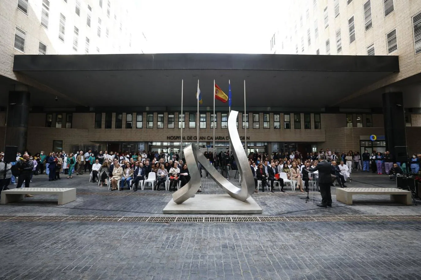 Fotos: El Hospital Dr. Negrín presenta una escultura para reconocer la labor de los sanitarios