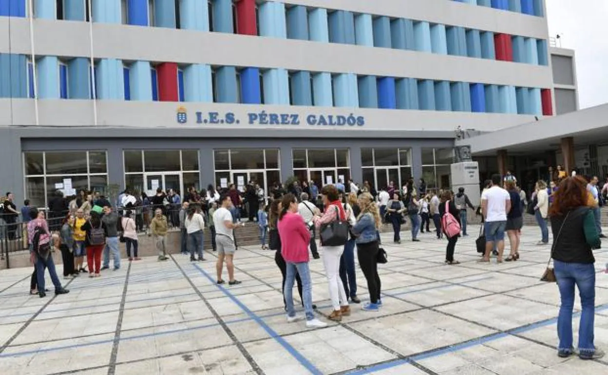 Imagen de archivo de los aspirantes a una de las plazas de las oposiciones de Educación esperan a entrar a la primera prueba celebrada el 19 de junio.