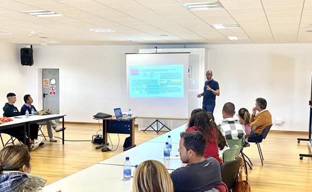 Helio Méndez dando formación a los alumnos. /C7