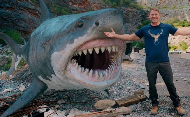Steven Backshall junto a un tiburón. 