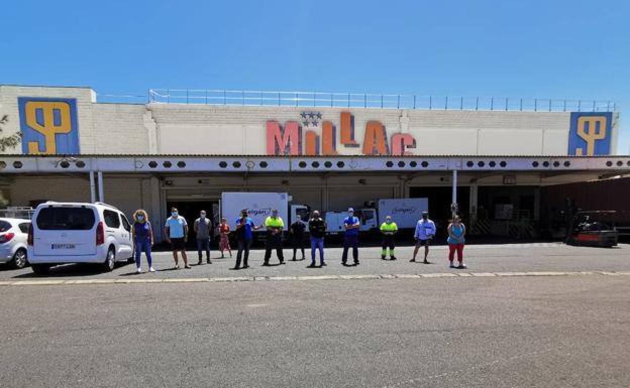 Representantes de los trabajadores ante uno de los centros de producción de JSP. 