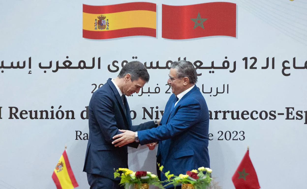 Saludo entre el presidente del Gobierno, Pedro Sánchez (i) y el jefe de Gobierno del Reino de Marruecos, Aziz Akhannouch (d). 