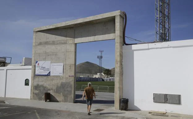 Cierre y almacén del campo de fútbol de San Bartolomé, por 331.800 euros
