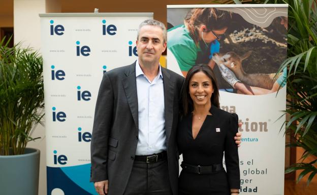 El economista Manuel Romera junto a Claudia López, directora de IE Executive Education en Canarias. 
