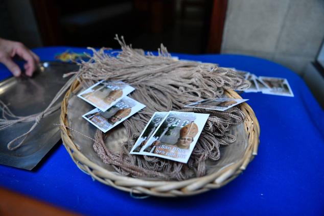 Fotos: La parroquia de Santo Domingo reparte cordones con motivo del día de San Blas