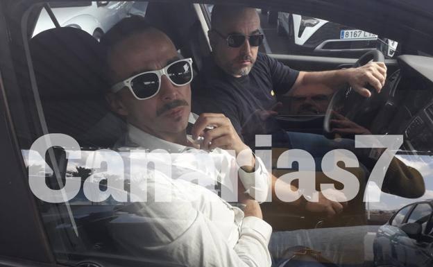 Raúl Díaz (izquierda) acompañado de un familiar de camino al aeropuerto al salir de prisión. 