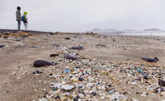 Imagen de microplásticos sobre la arena de la playa de Famara, en Lanzarote. 