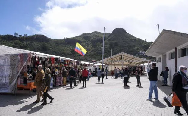 Los puestos de artesanos permanecen desplazados desde el inicio de las obras del nuevo mercado. 