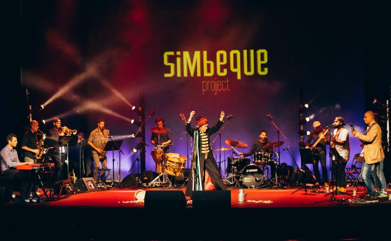 Imagen de archivo de un concierto de Simbeque Project, banda que lidera Miguel Manescau. 