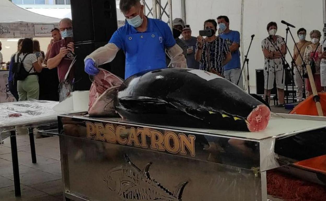 Ronqueo, o despiece, del atún en la edición de la feria de 2021 en Morro Jable. 