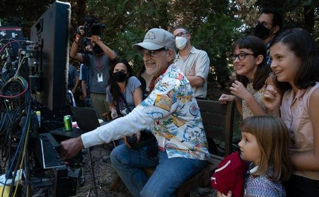 Steven Spielberg en el set de rodaje junto a las niñas que encarnan a sus hermanas en el filme.