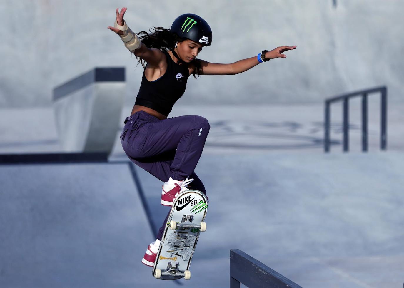 Campeonato del mundo de Skateboarding en SARJA (EMIRATOS ÁRABES UNIDOS). - La brasileña Rayssa Leal ejecuta un salto durante la final del campeonato del mundo de Skateboarding. 