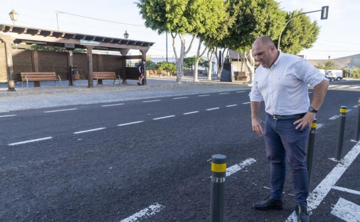 El presidente Sergio Lloret, en el tramo de la carretera que cruza Tiscamanita. 