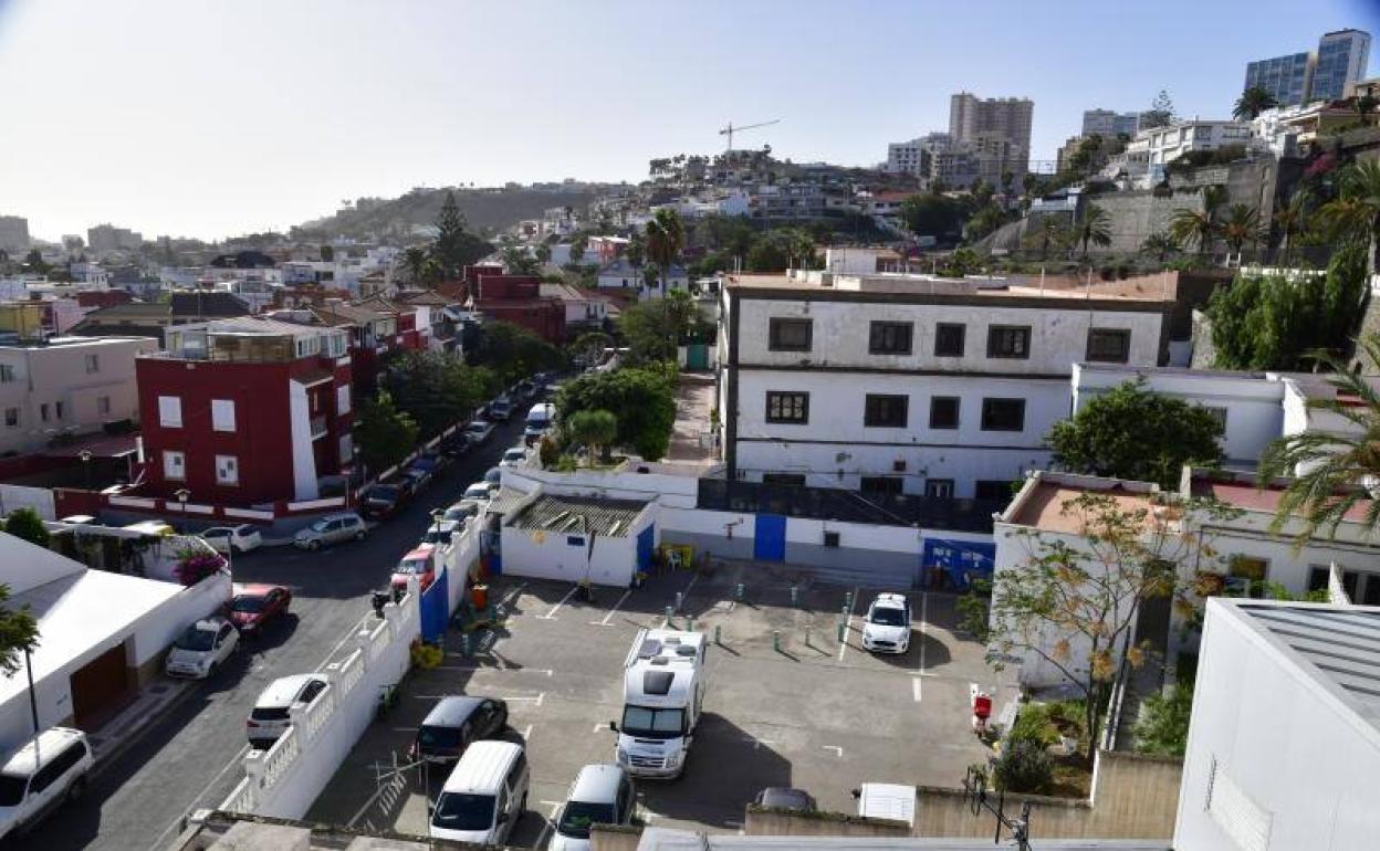 Vista parcial del patio y una de las edificaciones del centro Fátima, en la capital. 