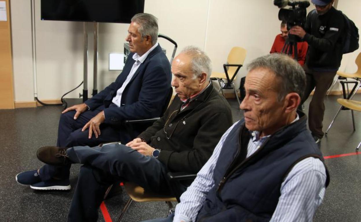 Antonio Lorenzo, Vicente Bartolomé y José Francisco Reyes, en la vista del Juzgado de lo Penal 3 de Arrecife. 