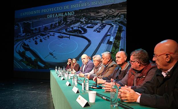En la mesa presidencial estuvieron los alcaldes de Puerto del Rosario, Pájara y Betancuria. 