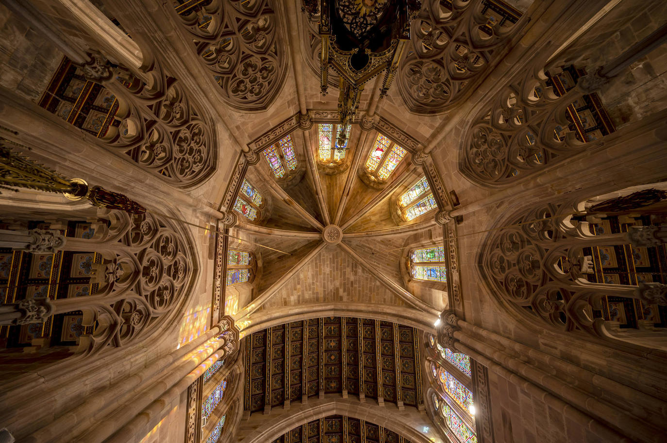 - La luz entra por los vidrieras de la capilla panteón del Palacio de Sobrellano en Comillas, durante este lunes en el que esta programado el comienzo de las obras de restauración. Las obras de rehabilitación, consolidación y limpieza de la capilla panteón del Palacio de Sobrellano, en Comillas, arrancan esta semana.