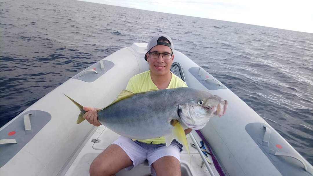 Francisco Manuel Navarro, el biólogo marino canario que falleció en el naufragio del 'Villa de Pitanxo' el 15 de febrero de 2022, cerca de Terranova (Canadá), en una imagen cedida por su familia, parcticando la pesca, que amaba, al igual que el mar. 