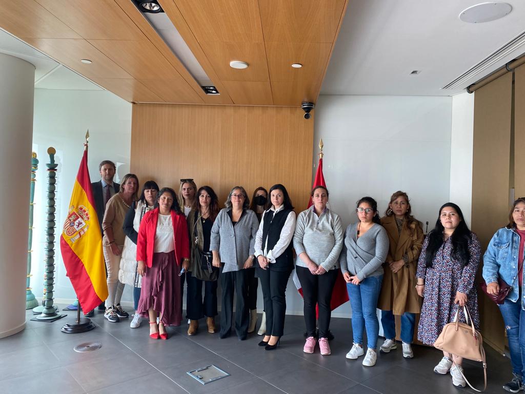 Las familias con el embajador de Canadá en Madrid. 