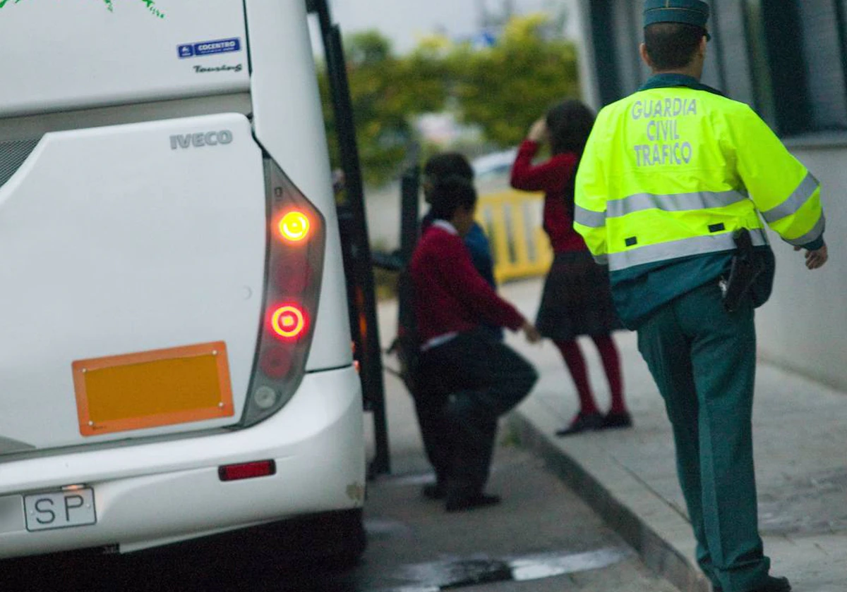 La DGT avisa de cómo deben viajar los menores en transporte público