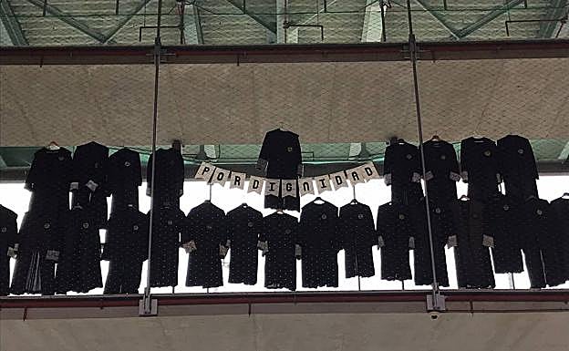 Imagen principal - Expedientes acumulados, togas colgadas en señal de protestas y pasillos vacíos, consecuencias del parón. 