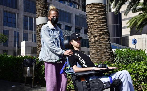 Jenny de la Rosa y su hijo Hugo frente al Hospital Insular. 