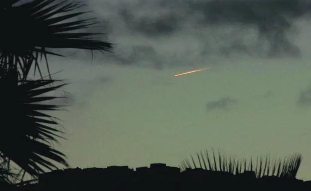 Imagen de un meteorito sobrevolando la capital grancanaria en 2011 | En vídeo, una recopilación de los bólidos que han surcado los cielos canarios. 