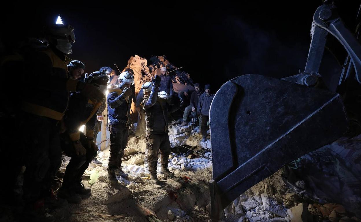 Personal de rescate en una de las áreas afectadas por el terremoto en Siria. 