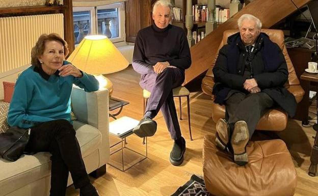 Mario Vargas Llosa junto a su exesposa Patricia Llosa y su hijo Álvaro, en una imagen colgada por este último en sus redes sociales