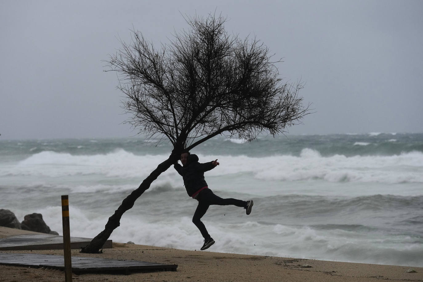 Vista del paseo marítimo de Badalona (Barcelona), este martes, cuando el fuerte oleaje por el temporal de Levante, con olas de hasta 4 metros, está afectando a las playas del litoral catalán. 