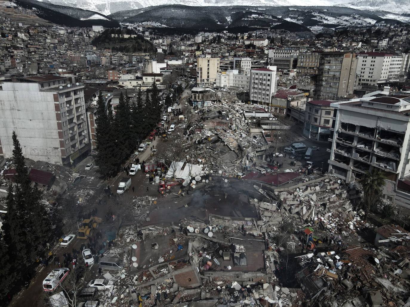 Vista desde un dron de un gran número de edificios colapsados a causa del potente terremoto que azotó el pasado lunes el sureste de Turquía. Más de 4000 personas han perdido la vida y decenas de miles han resultado heridas. El terremoto, de magnitud cercana a 8 según la escala Richter golpeó también al país vecino, Siria. 