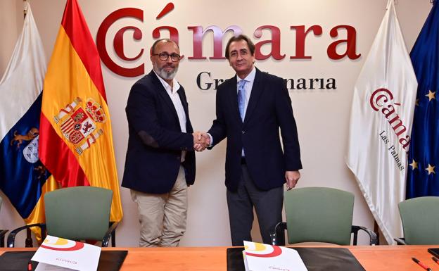 En la imagen, Francisco García y Luis Padrón tras firmar el convenio. 