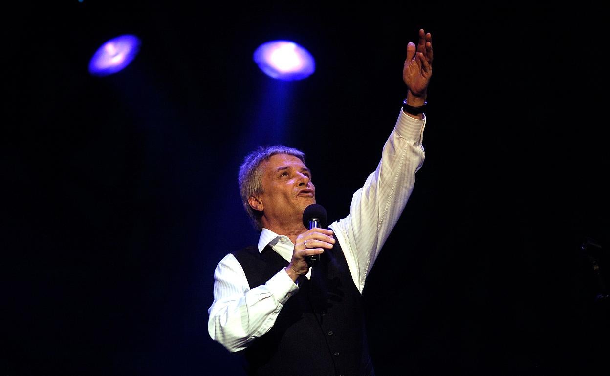 En la imagen, Manolo Vieira señala al cielo durante una de sus actuaciones. 