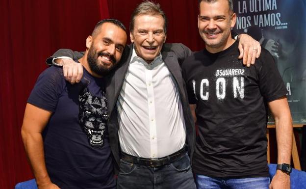 Kike Pérez acompañado del presentador y también humorista Dani Calero y Manolo Vieira. 