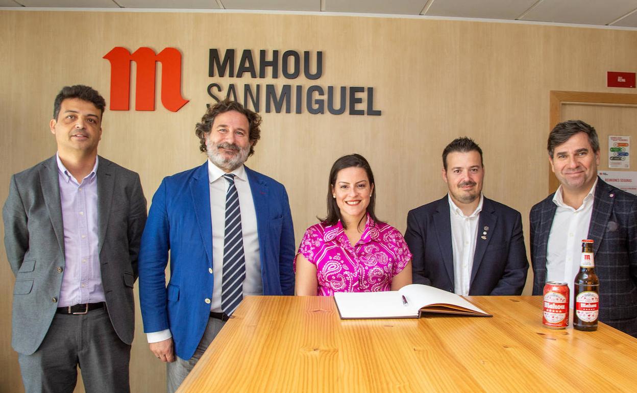 De izquierda a derecha: Juan Domingo Rodríguez, Gerente de Operaciones en Fonteide; Fernando Bustamante, director General de la Unidad de Negocio de Mahou San Miguel en Canarias; Yaiza Castilla, consejera de Turismo, Industria y Comercio del Gobierno de Canarias; Eugenio García Seco de Herrera, director del Centro de Producción de Mahou San Miguel en Candelaria y Justo Artiles, Viceconsejero de Industria, Comercio y Consumo 