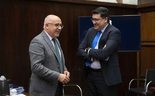 Antonio Morales habla con el portavoz del PSOE, Miguel Ángel Pérez. 