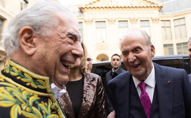 Vargas Llosa y Juan Carlos I se saludan este jueves en París. 