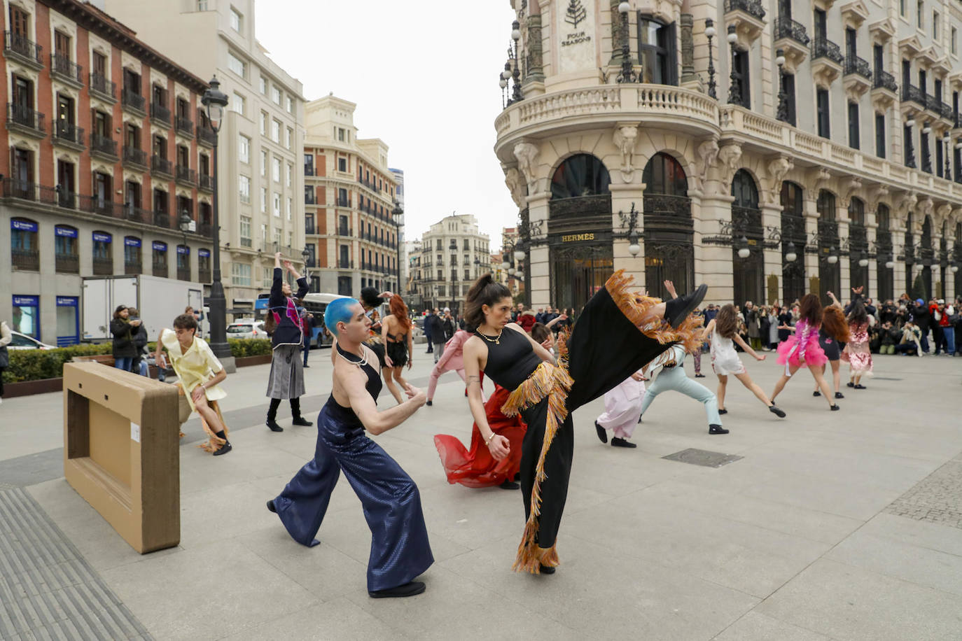 La moda de autor y la danza se unen en una coreografía interpretada por 20 bailarines del Real Conservatorio Profesional de Danza Mariemma vestidos con prendas de diseñadores de Madrid es Moda y joyas de UNOde50. La actuación viva e itinerante comienza en la Real Academia de Bellas Artes de San Fernando. 