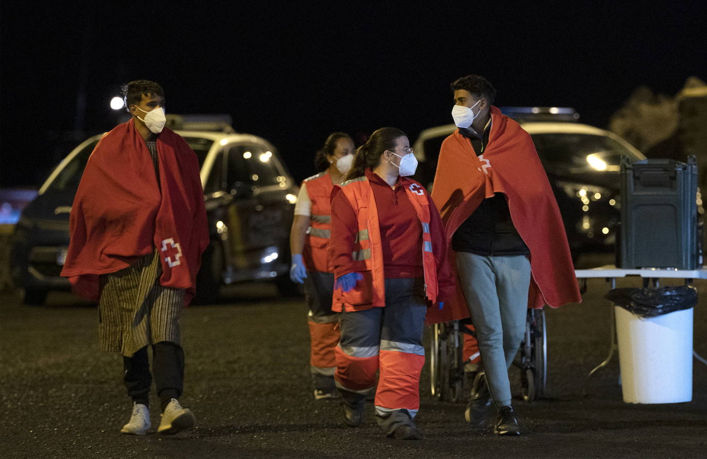 Salvamento rescata a 32 hombres magrebíes en una patera de Lanzarote. 