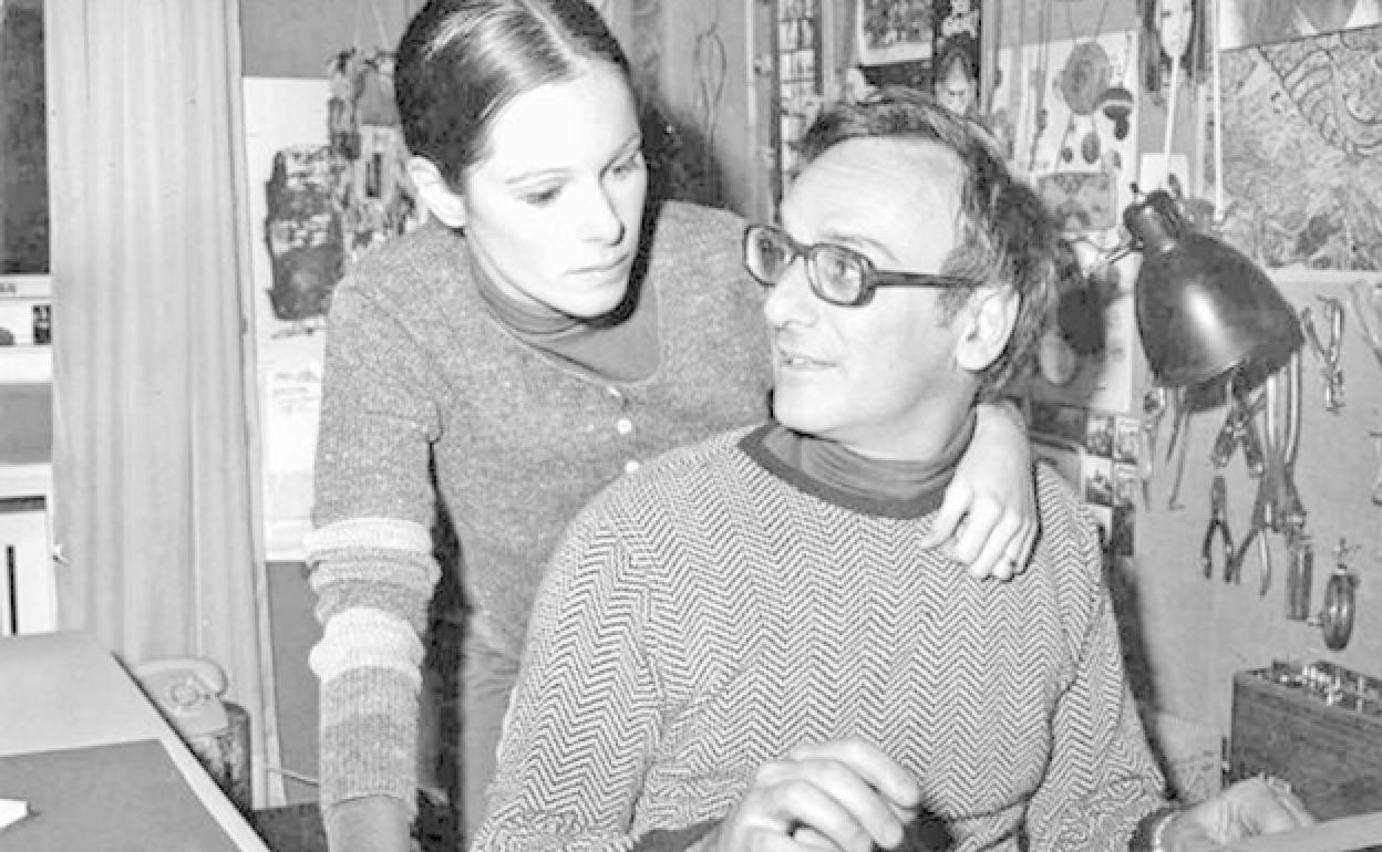 Carlos Saura y su compañera Geraldine Chaplin en 1974