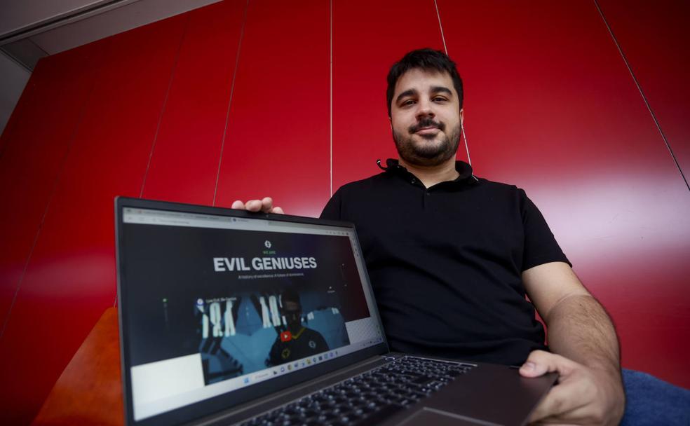 Juan Isai, mostrando en las instalaciones de CANARIAS7 la página de su nuevo equipo, Evil Genuines. 